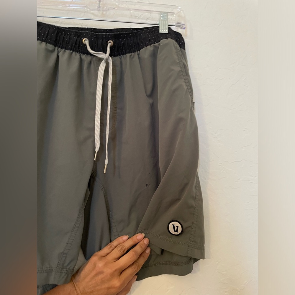Vuori Men’s Kore Short. Large. GUC.